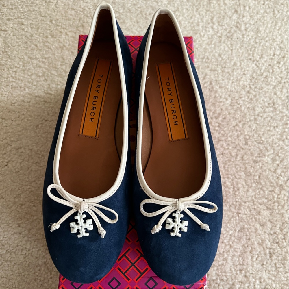 Tory Burch Logo Charm Ballet Flats - Picture 5 of 6